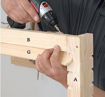 Vandrette lister til varmepumpeskjuler limes til hjørnelister Vandrette lister til varmepumpeskjuler limes til hjørnelister og forstærkes med skruer